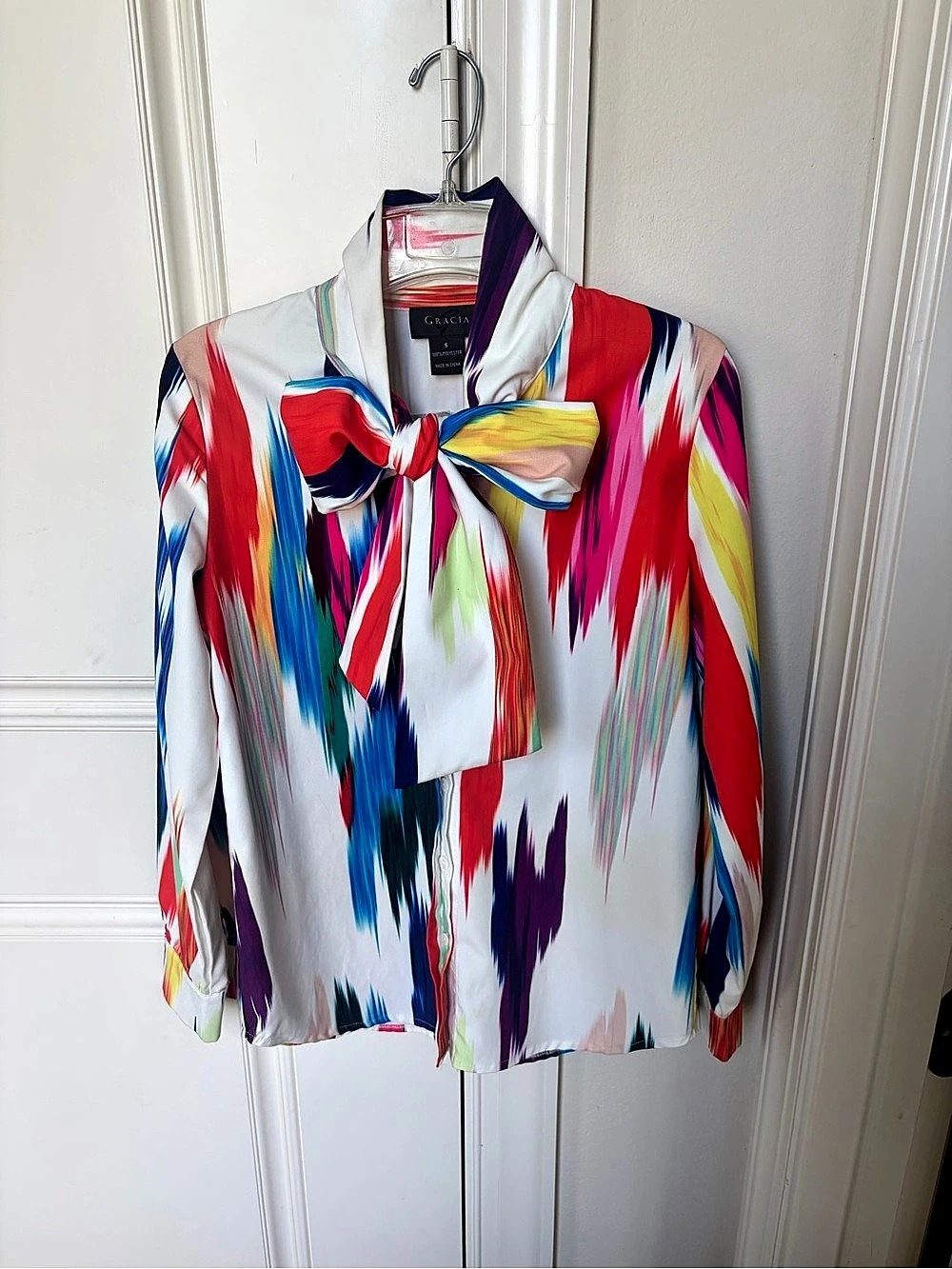 Cabi Abstract Bow Neck Blouse in White & Multicolor Like New Small Gracia